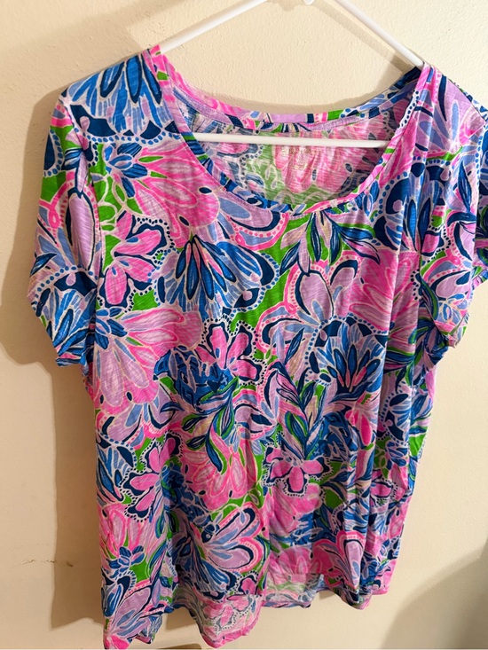 Lilly Pulitzer Tops - NWOT Lilly Pulitzer Size XXL Pink, Blue & Green Floral Scoop Tee